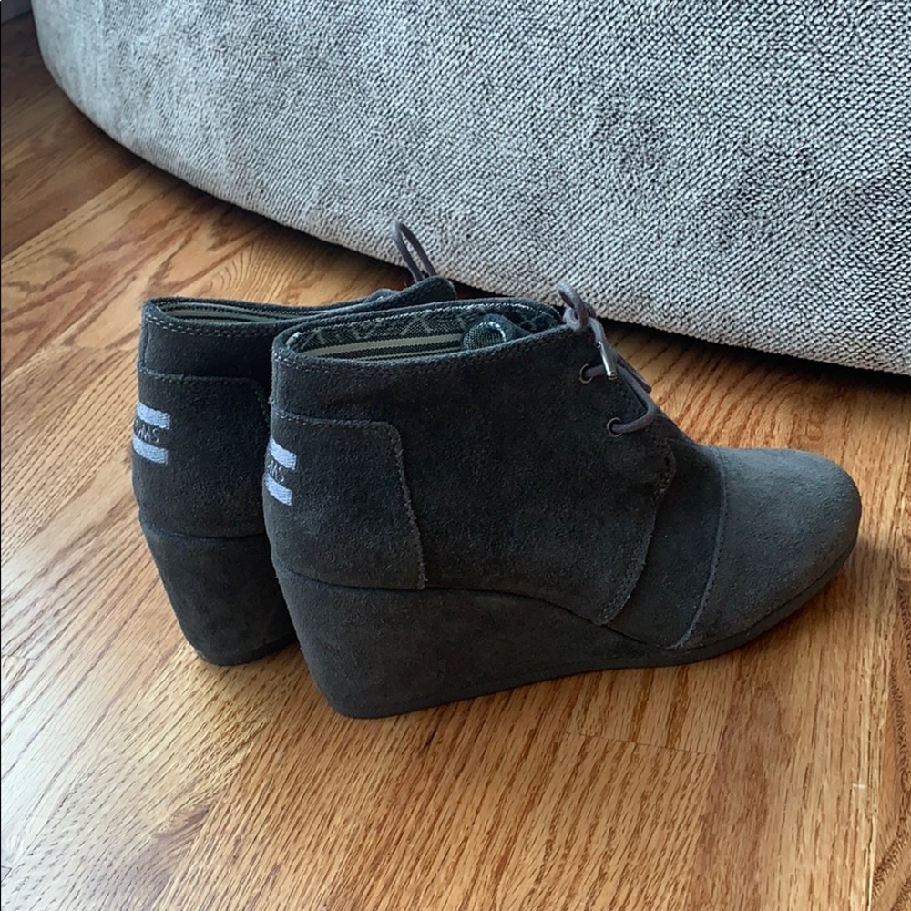 **Toms** woman’s grey wedge
